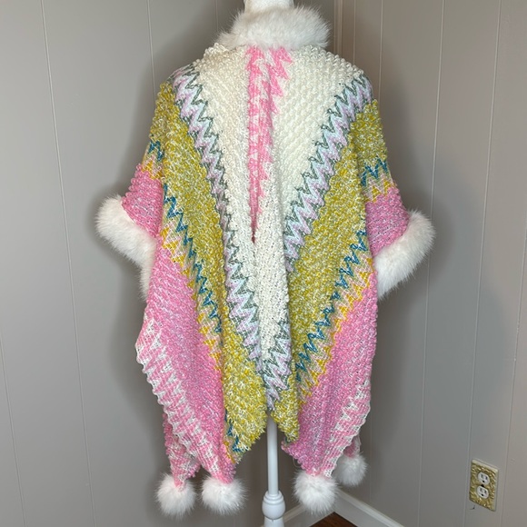 NWOT Snow Bunny Bohemian Faux Fur Trim Poncho - Picture 6 of 12
